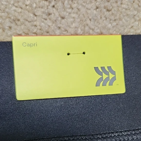 All In Motion Girls' Everyday Soft Capri Leggings With Crossover Waistband - Picture 2 of 5